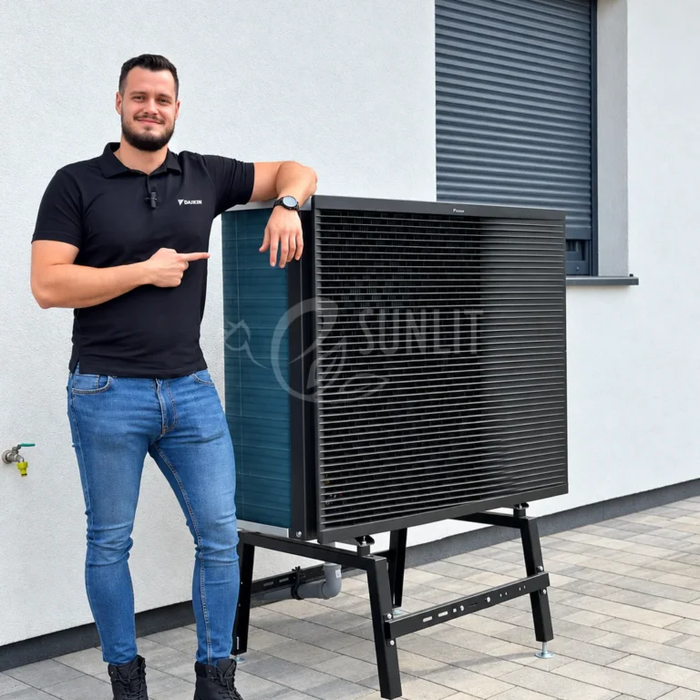 Instalator Sunlit przy jednostce zewnętrznej pompy ciepła Daikin Altherma